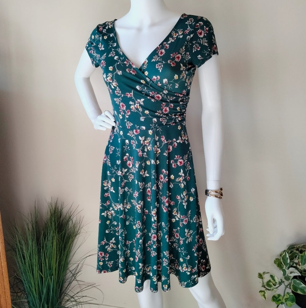 Kaileigh Green V-Neck Wrap-Style Floral Mini Dress Size  Small